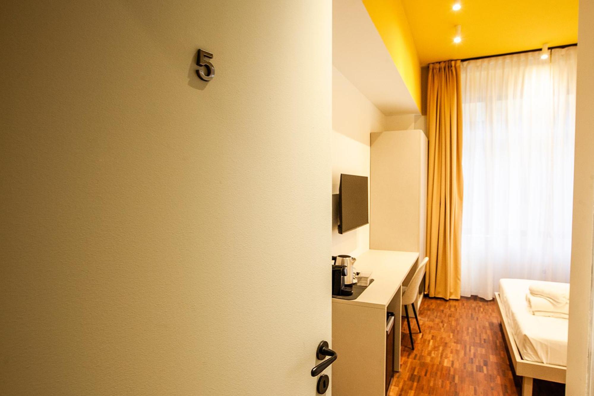 Cvm 19 Hotel Milan Bagian luar foto